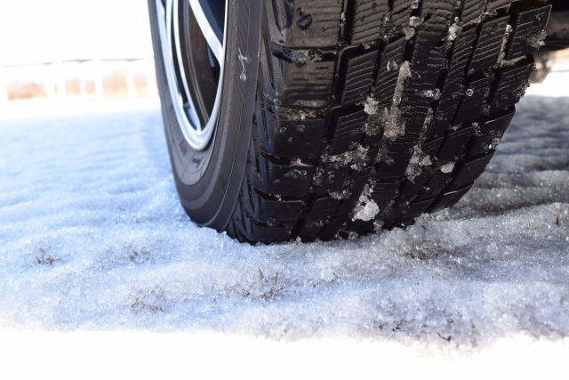 雪の上を走るタイヤ